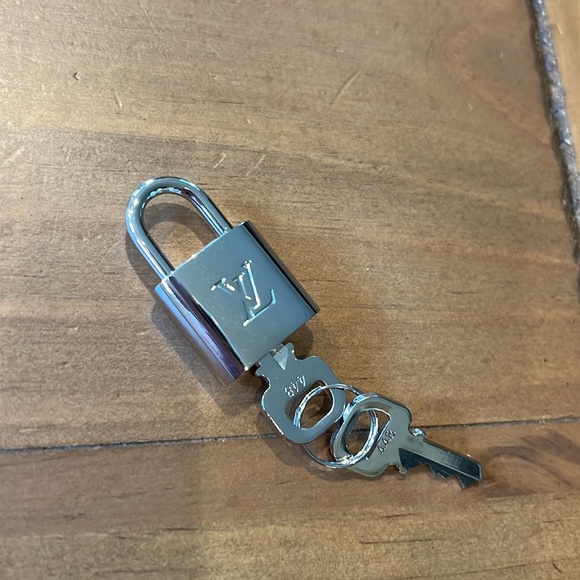 Louis Vuitton Accessories - Rare 🩶 Authentic Louis Vuitton Silver Lock & Keys